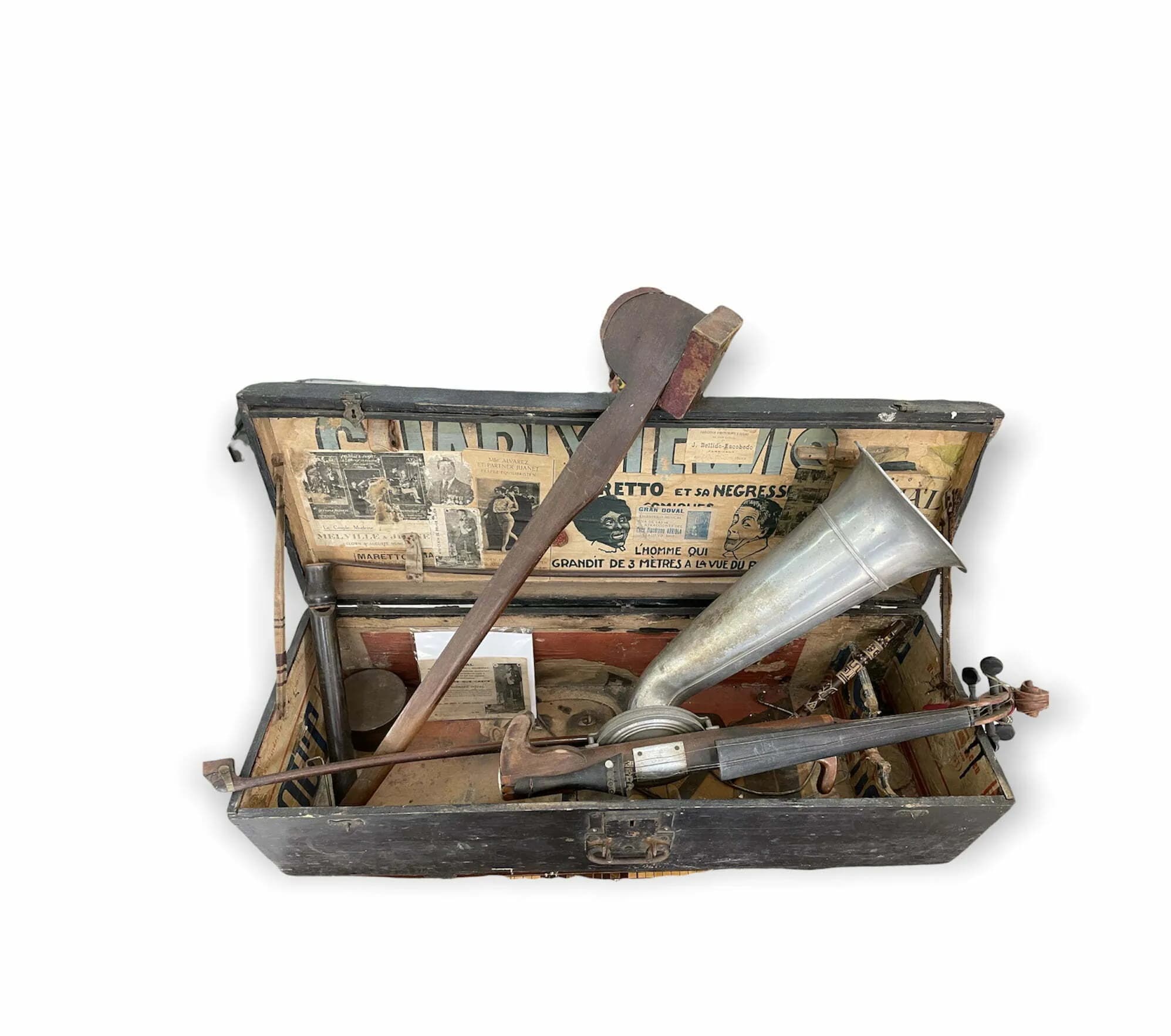 “El hombre que crece”Baúl de artista, con variedad de instrumentos excéntricos. 1961