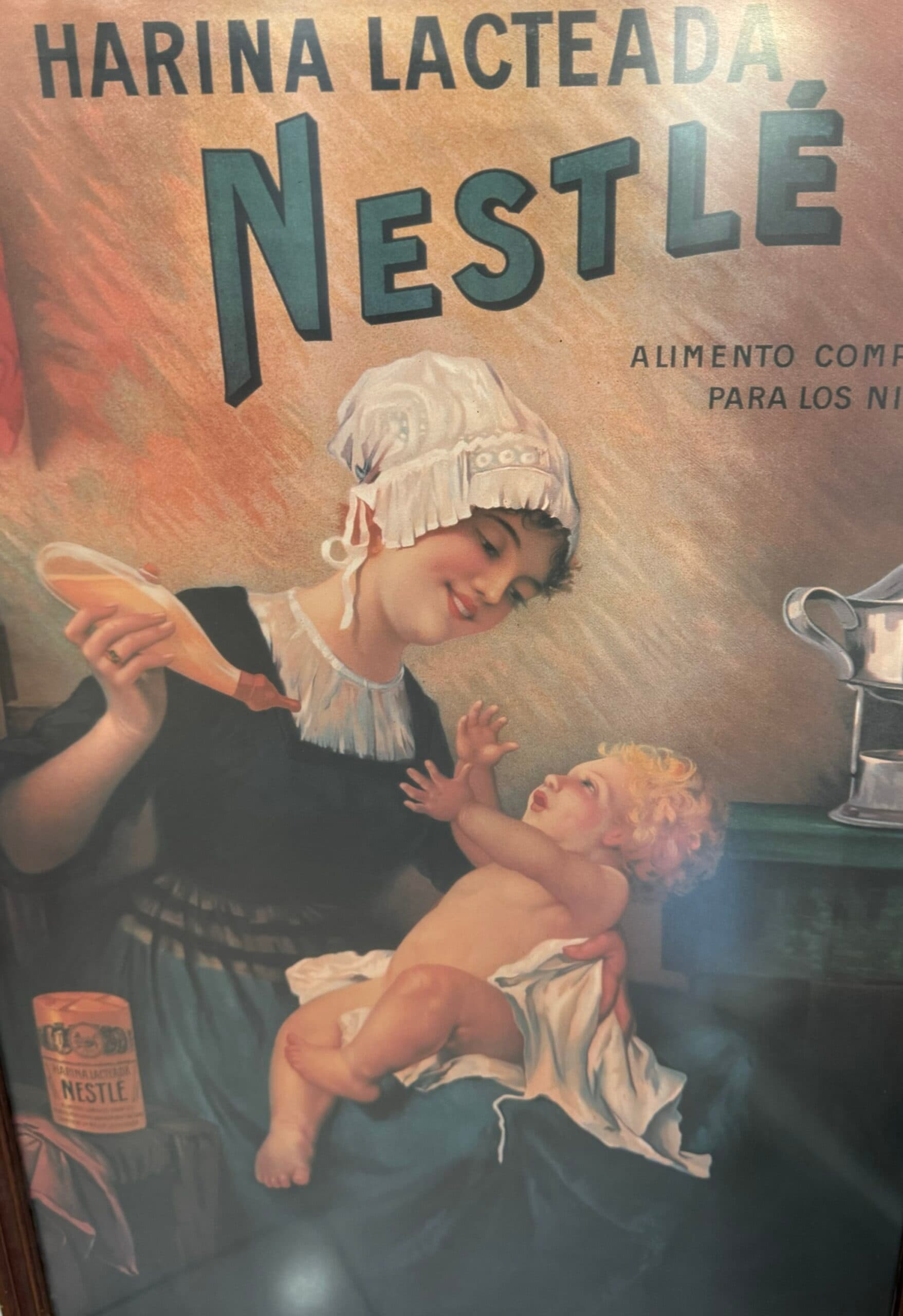 Cartel publicitario Nestlé, anunciando leche para bebés original A2