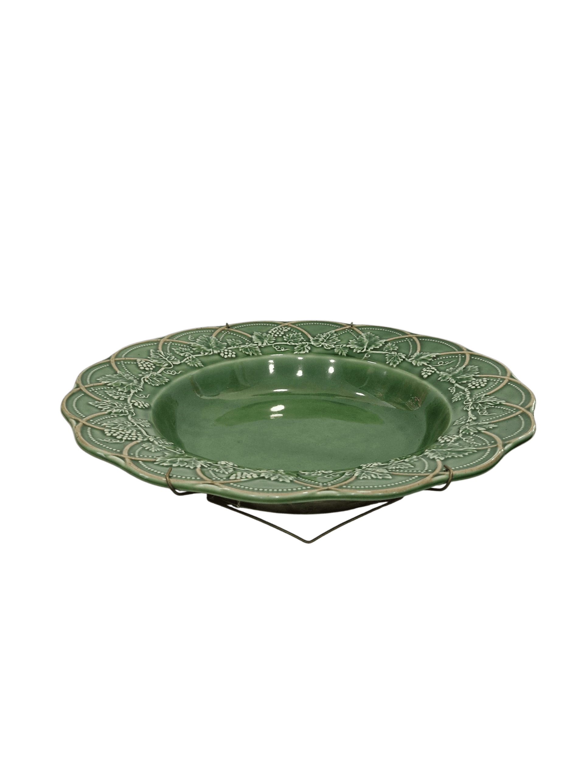 Plato decorativo de cerámica verde con relieve