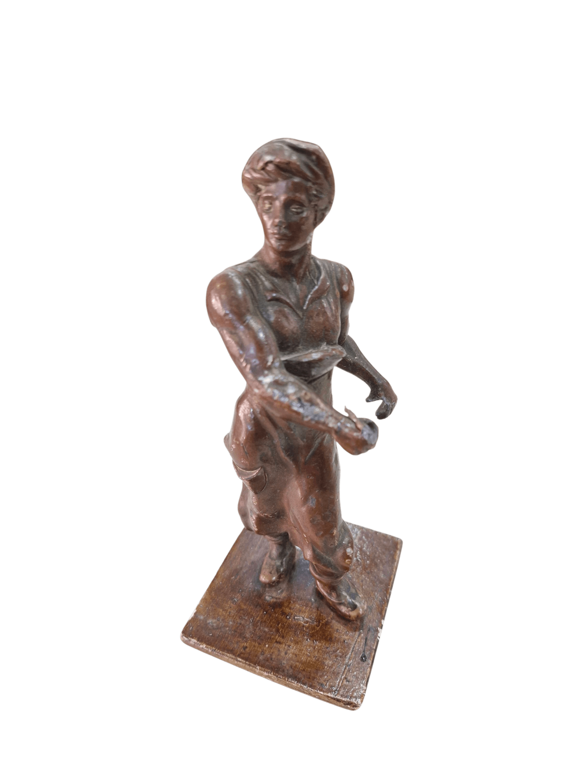 Escultura de figura humana en movimiento