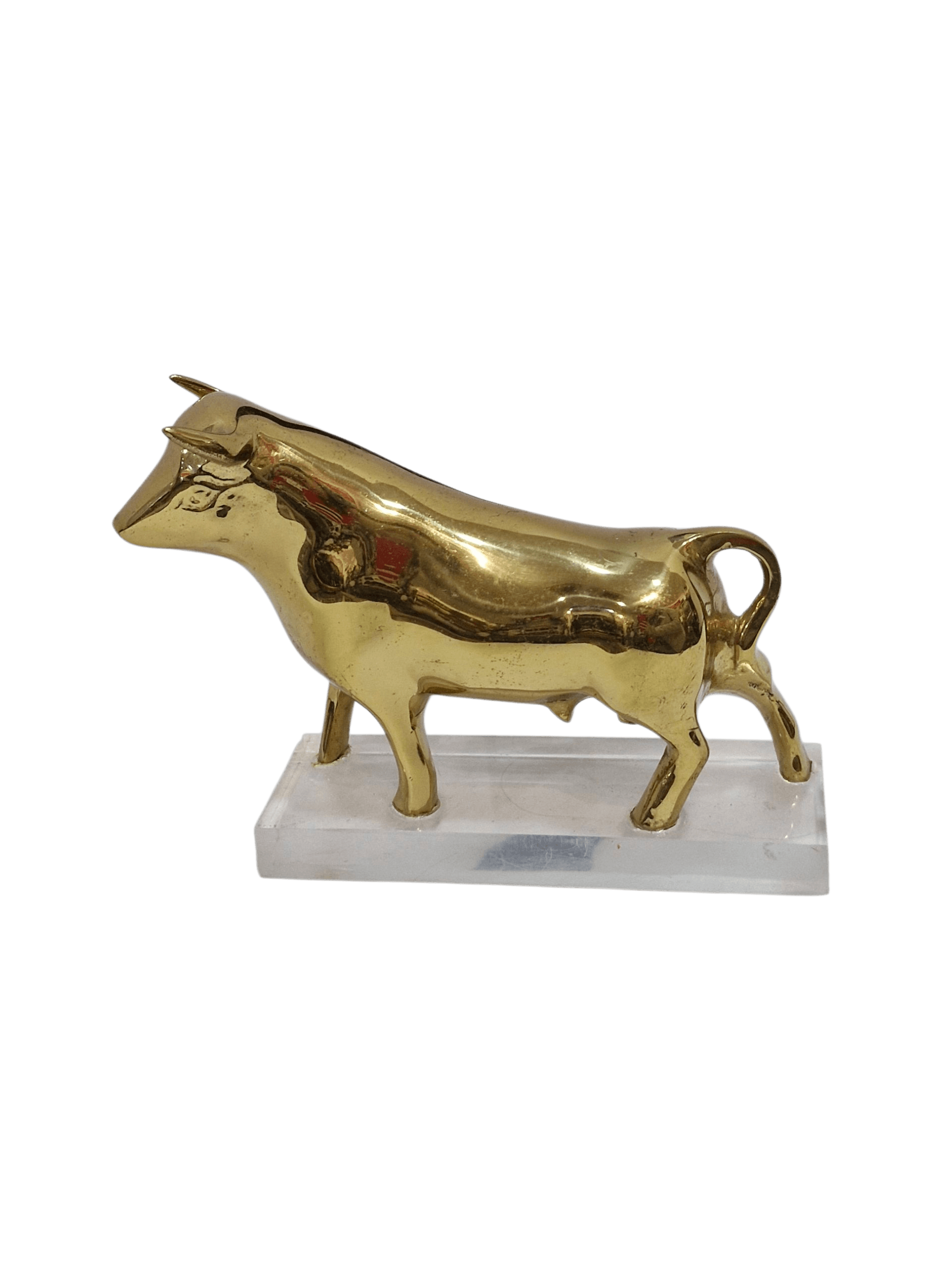 Figura de toro dorado sobre base acrílica