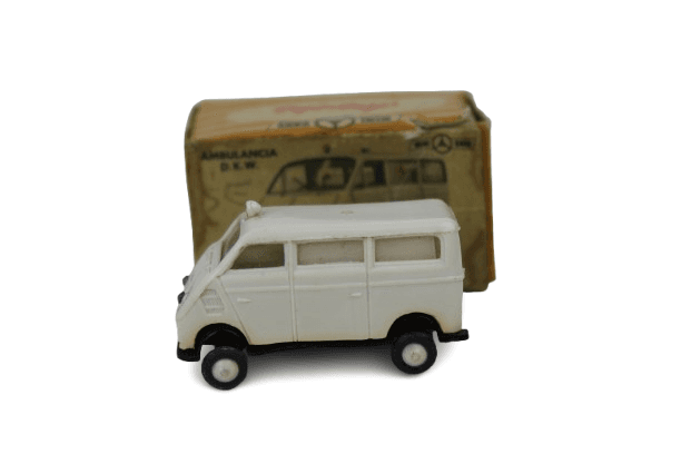 Miniatura de ambulancia D.K.W. Nº 29 de la serie Mini-Cars, fabricada en los años 60 por Anguplas en España. El modelo está basado en la furgoneta clásica DKW Schnellaster, hecho en plástico a escala aproximada 1:86
