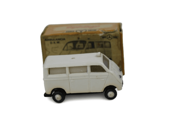 Miniatura de ambulancia D.K.W. Nº 29 de la serie Mini-Cars, fabricada en los años 60 por Anguplas en España. El modelo está basado en la furgoneta clásica DKW Schnellaster, hecho en plástico a escala aproximada 1:86