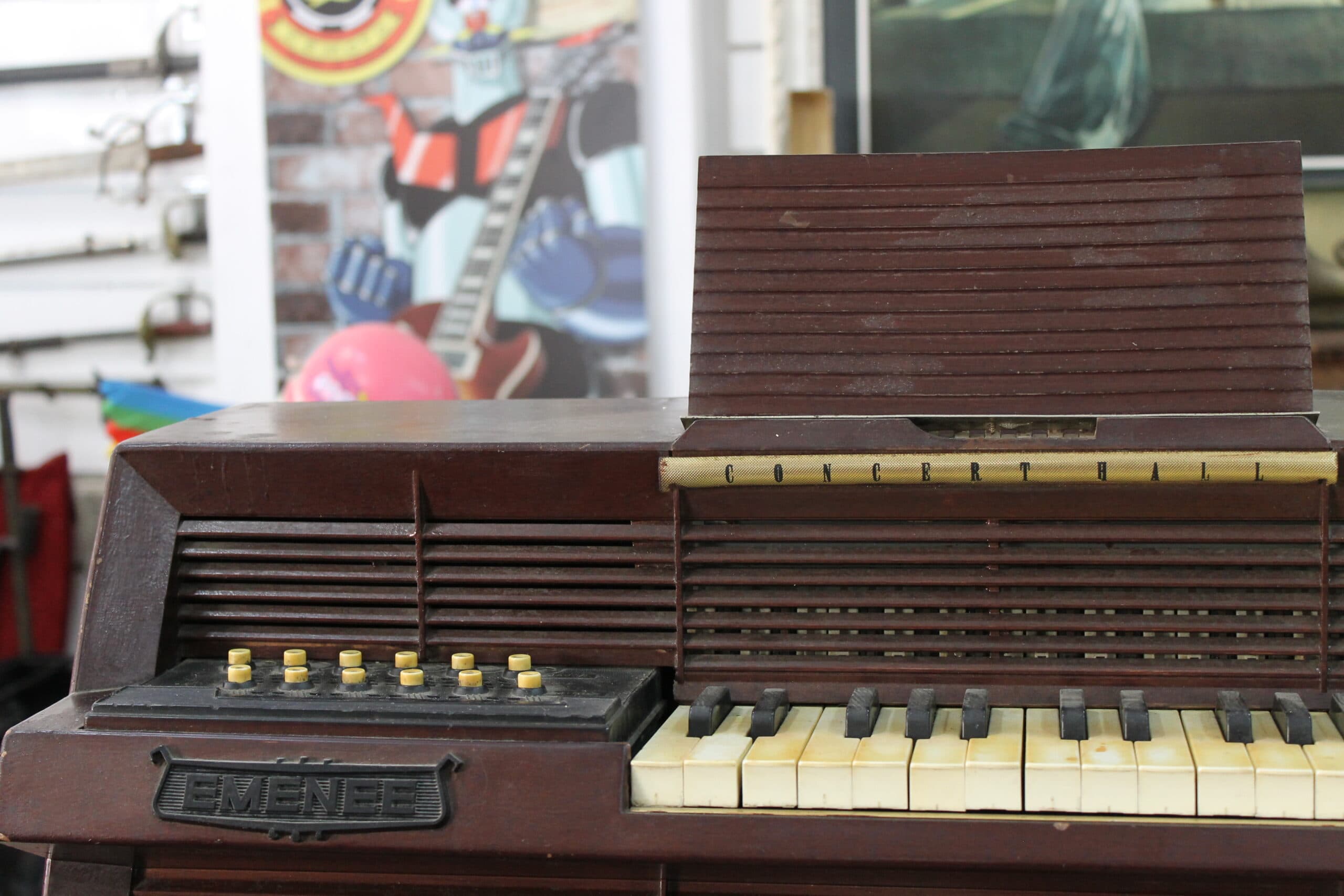 Piano Emenee Baby Grand, modelo 1950