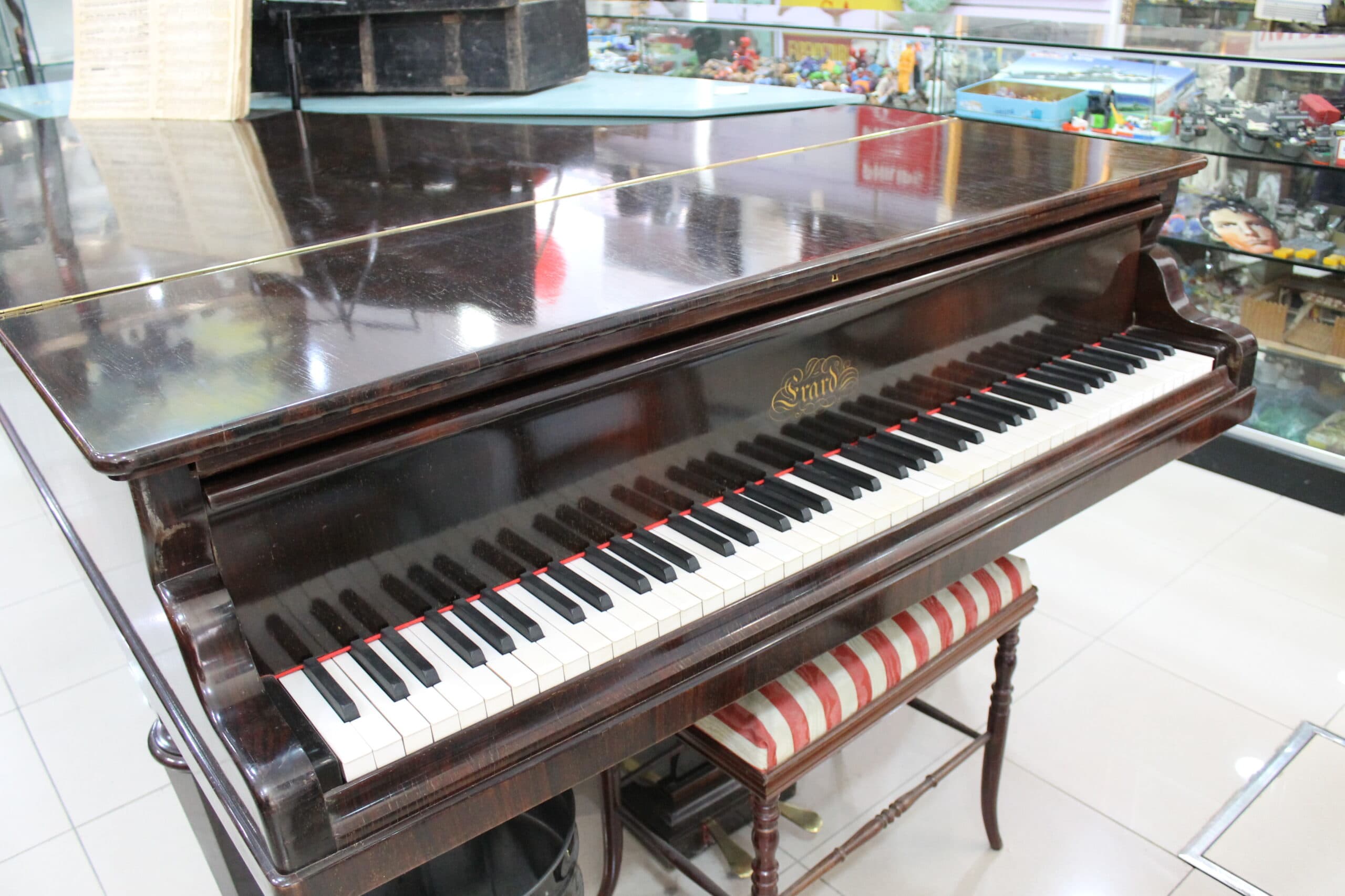 Piano de cola Érard modelo de salón finales de 1800