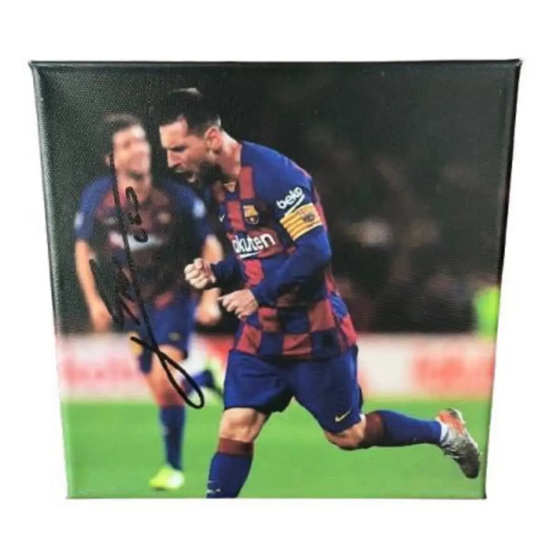 Fotografía impresa en lienzo coleccionable de Lionel Messi con el F.C. Barcelona celebrando un gol con el brazalete de capitán y autógrafo