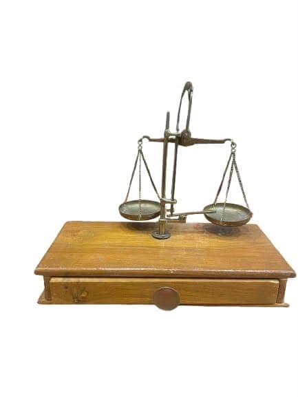 Antigua Balanza de Precisión con Base y Cajón de Madera