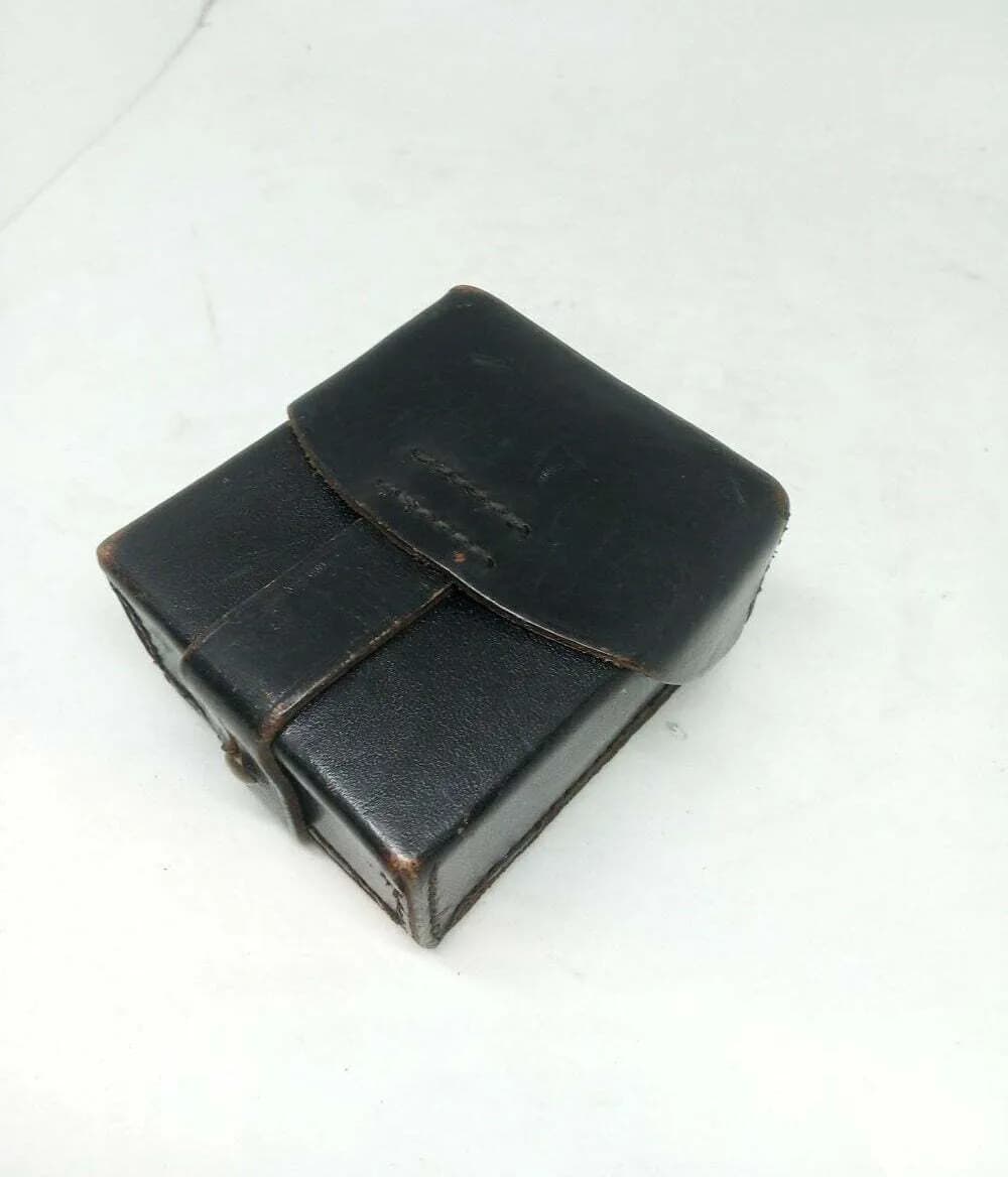 Estuche negro de piel