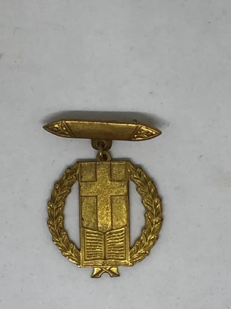 Medalla dorada cruz y biblia