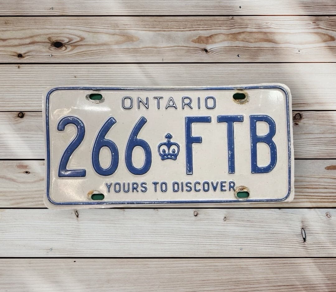 Matrícula Ontario original 1979 usada en vehículo