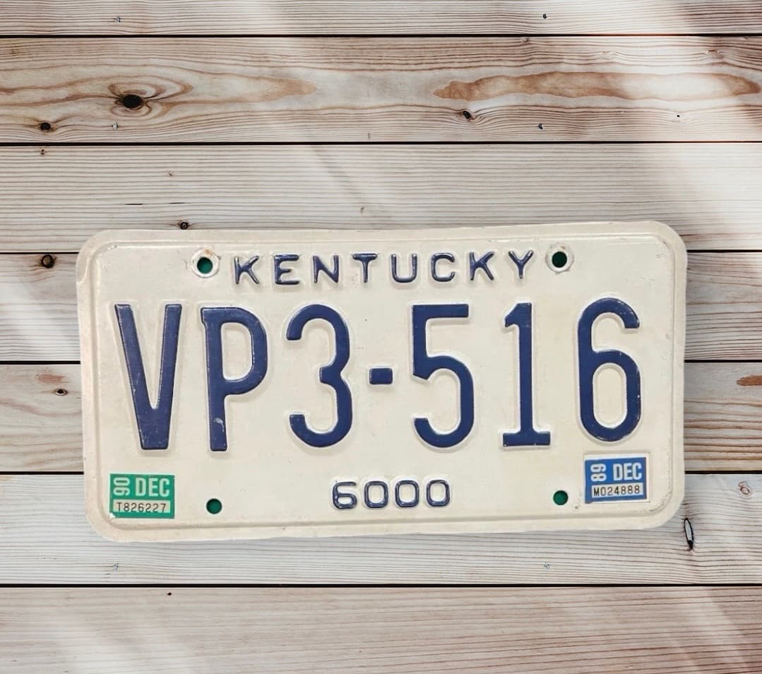 Matrícula Kentucky original 1989 metal usado en un vehículo