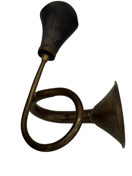 Bocina antigua de latón
