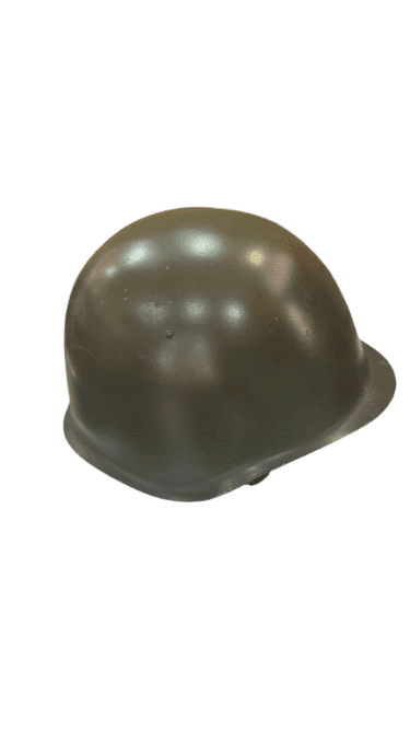 Casco militar vintage en exhibición