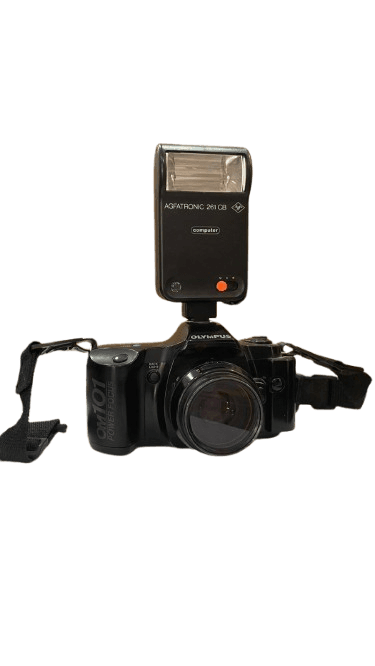 Cámara Olympus OM-10 con Flash Agfatronic 261 CB