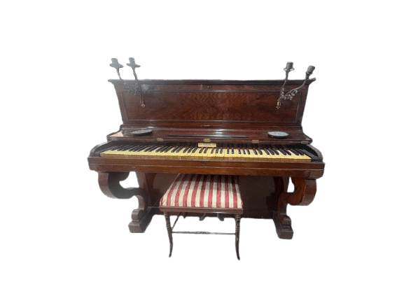 Piano Vertical Antiguo con Candelabros