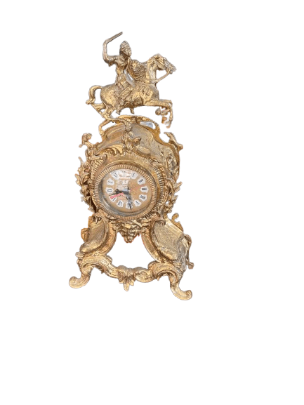 Reloj de sobremesa rococó en bronce dorado con figura de caballero