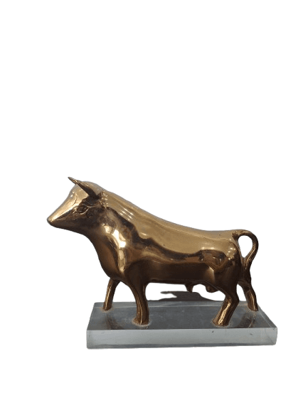 Escultura vintage de toro en latón pulido sobre base de metacrilato