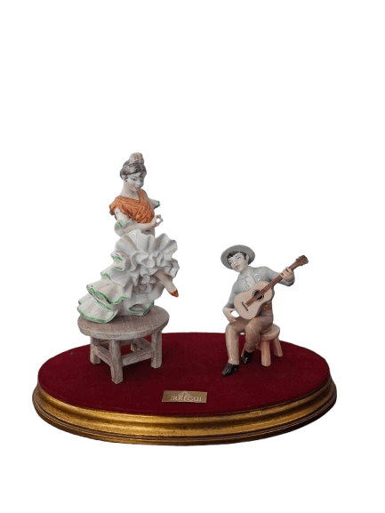 Escultura de porcelana esmaltada "Tablao Flamenco" de J. Regli con peana de madera