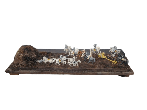 Diorama militar antiguo con escuadra de caballería de época y cañón de artillería