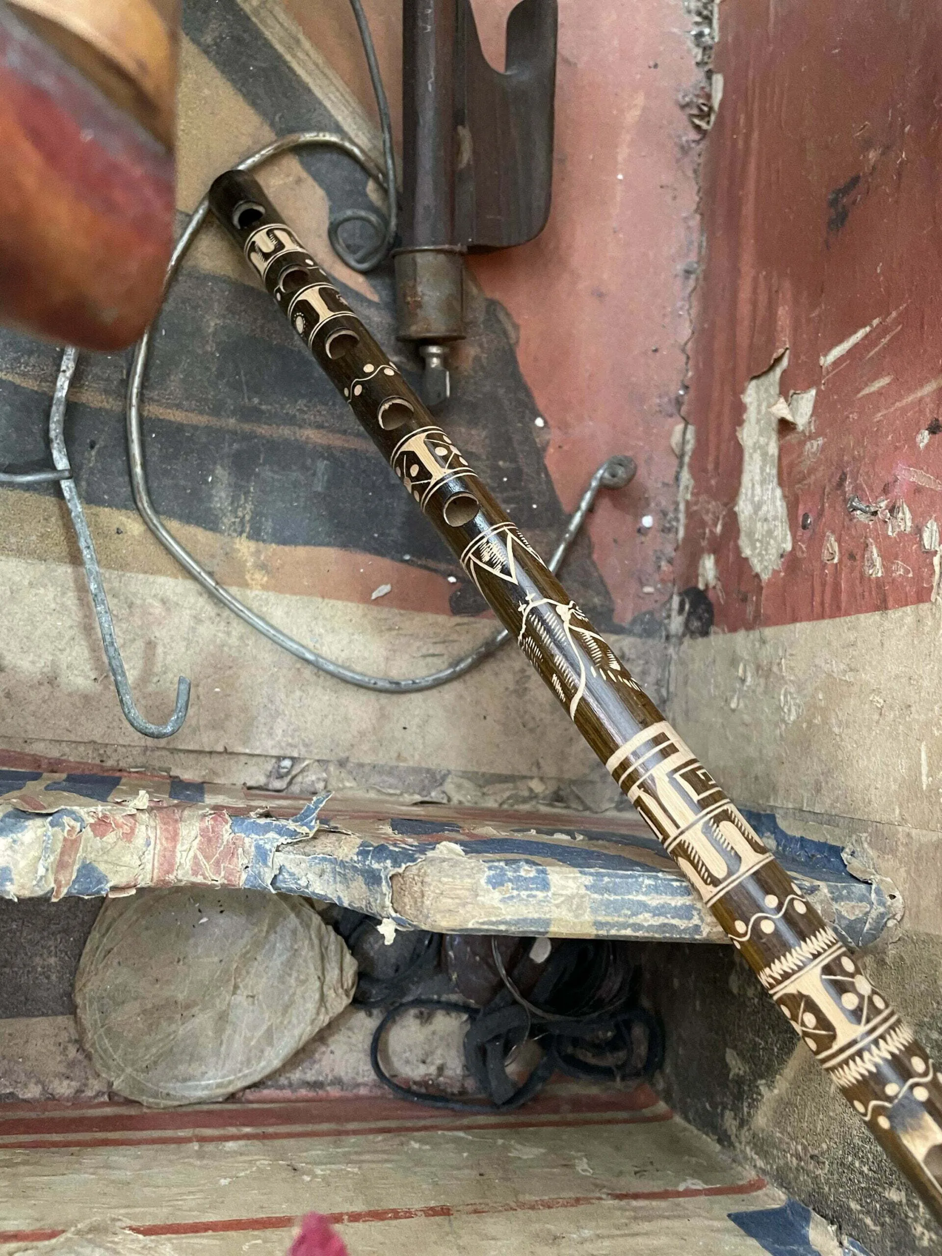 “El hombre que crece”Baúl de artista, con variedad de instrumentos excéntricos. 1961 - Imagen 7