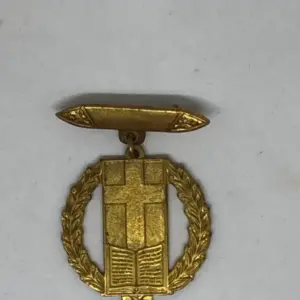 Medalla dorada cruz y biblia