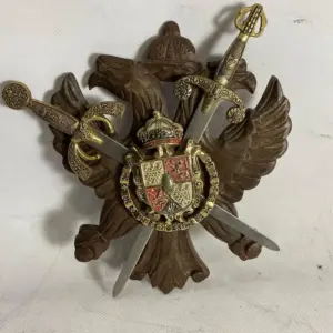 Espadas cruzadas en escuda águilas bicéfalas