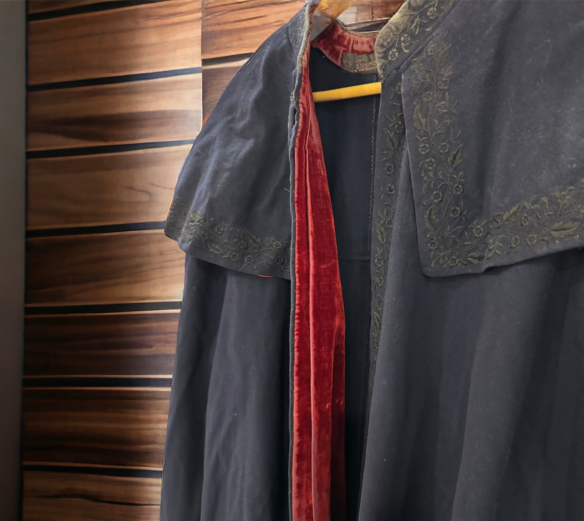 Antigua Capa española con más de 100 años de Franconetti Sevilla - Imagen 3