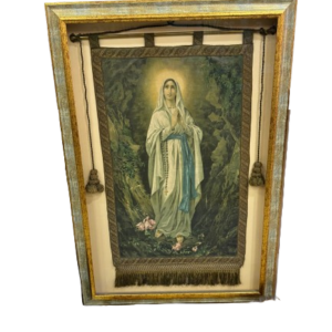 Retablo con bandera de la Virgen de Lourdes
