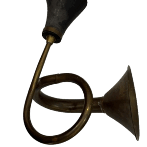 Bocina antigua de latón