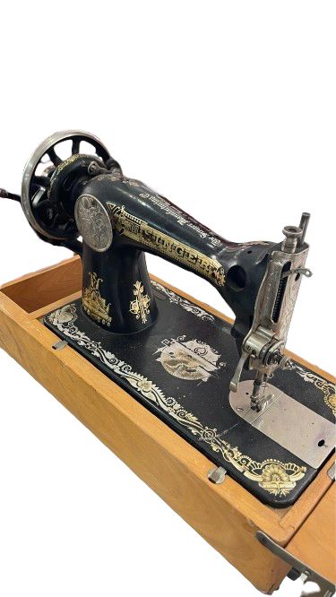 Máquina de coser antigua - Imagen 3