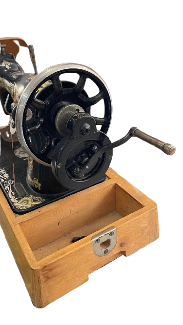 Máquina de coser antigua - Imagen 7