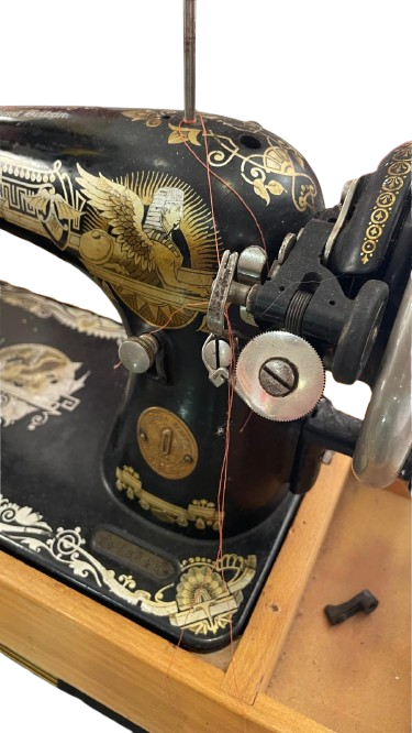 Máquina de coser antigua - Imagen 6