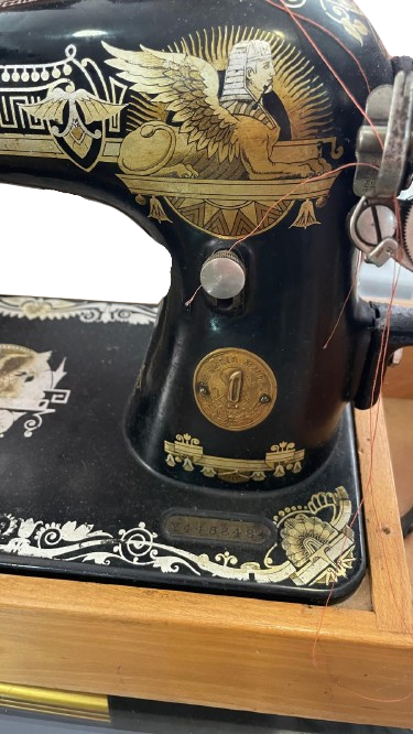 Máquina de coser antigua - Imagen 4