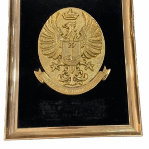 Escudo de armas dorado enmarcado
