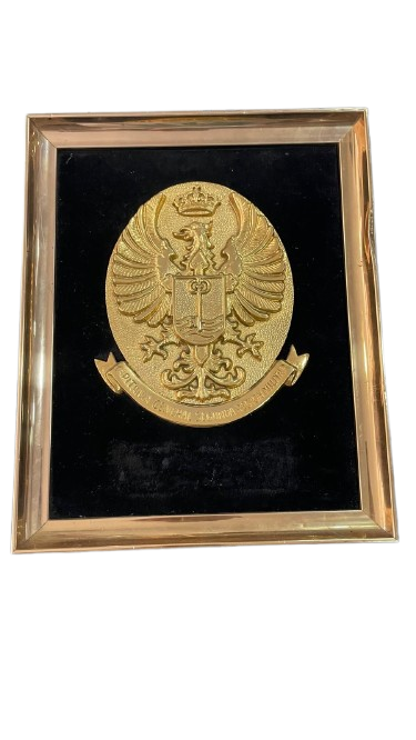 Escudo de armas dorado enmarcado