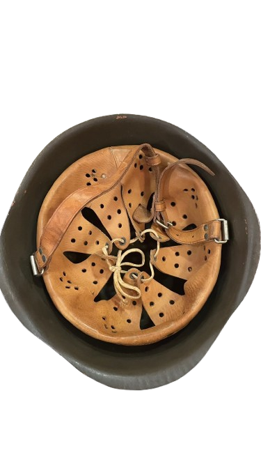 Casco militar vintage en exhibición - Imagen 5