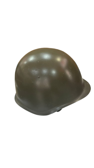 Casco militar vintage en exhibición