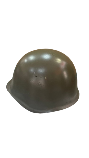 Casco militar vintage en exhibición - Imagen 4