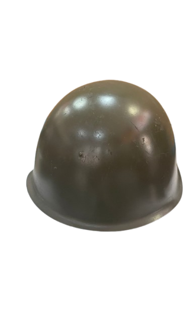 Casco militar vintage en exhibición - Imagen 2