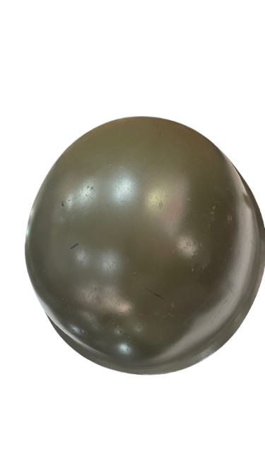 Casco militar vintage en exhibición - Imagen 3