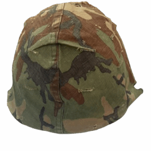 Casco militar con funda de camuflaje desgastada