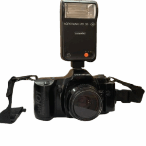 Cámara Olympus OM-10 con Flash Agfatronic 261 CB