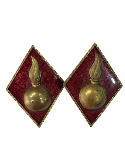 pareja de uniforme militar