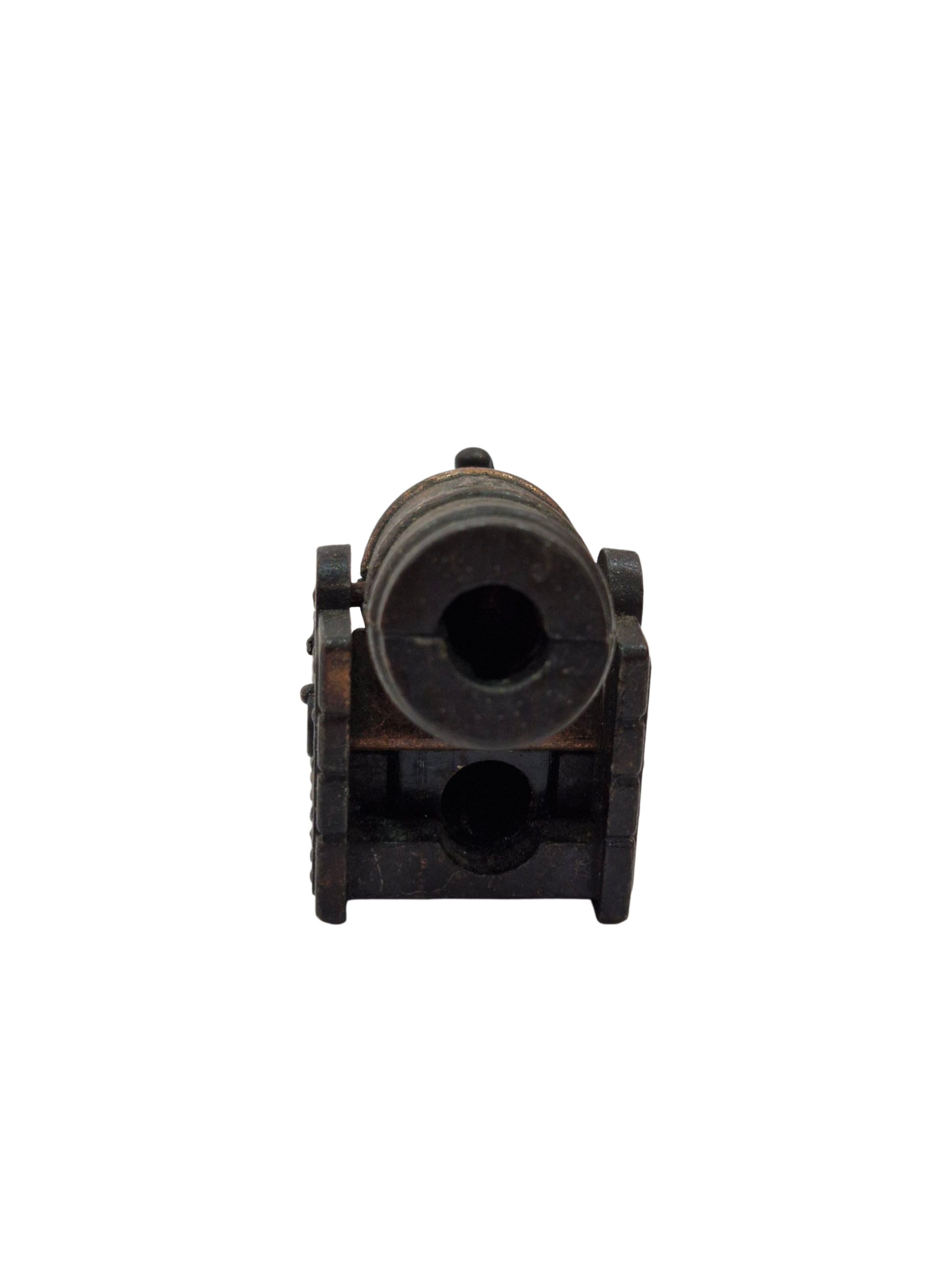 Sacapuntas metálico en forma de cañón