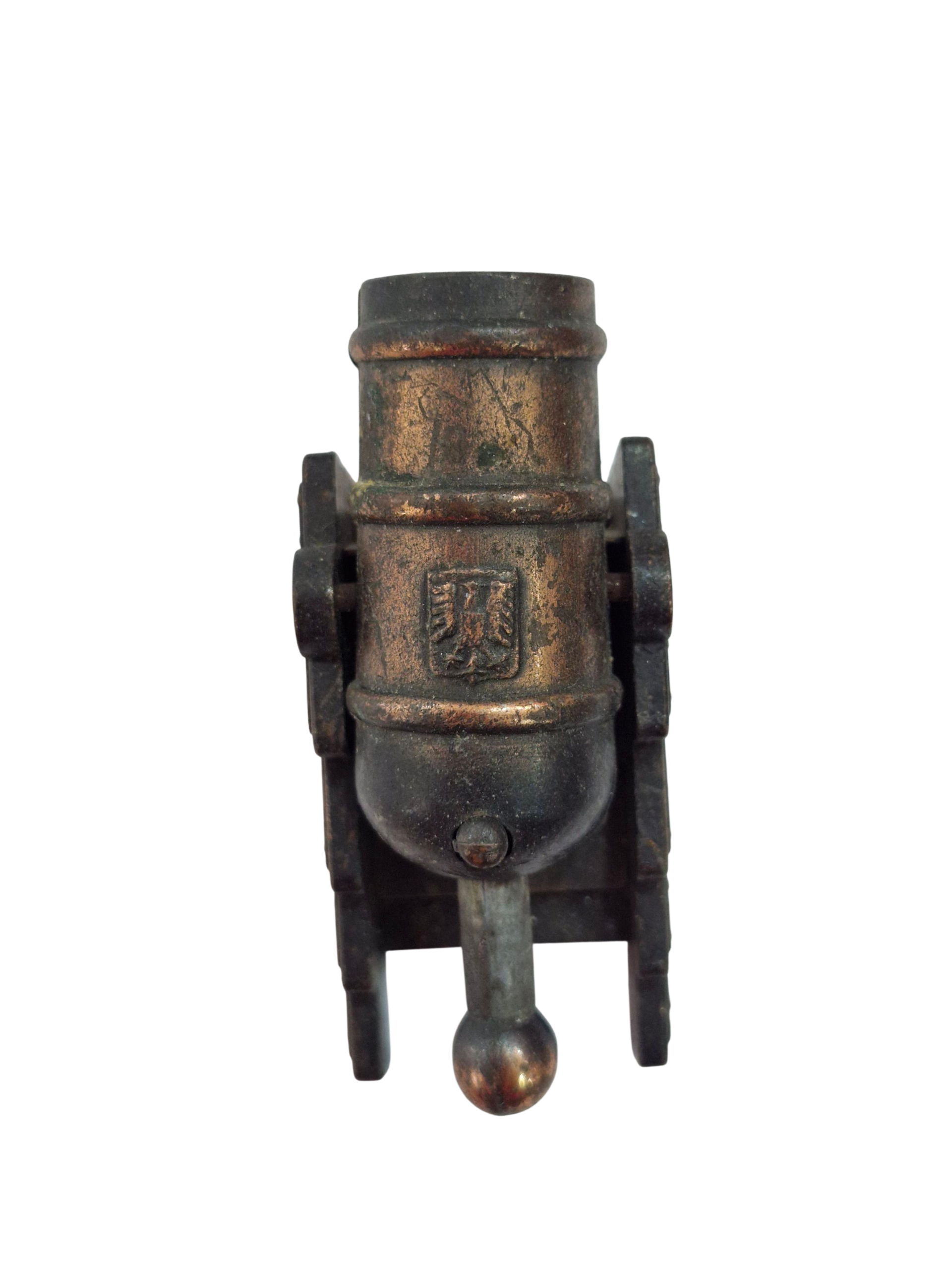 Sacapuntas metálico en forma de cañón - Imagen 2