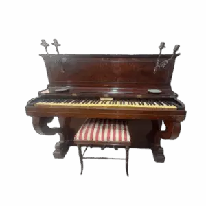 Piano Vertical Antiguo con Candelabros