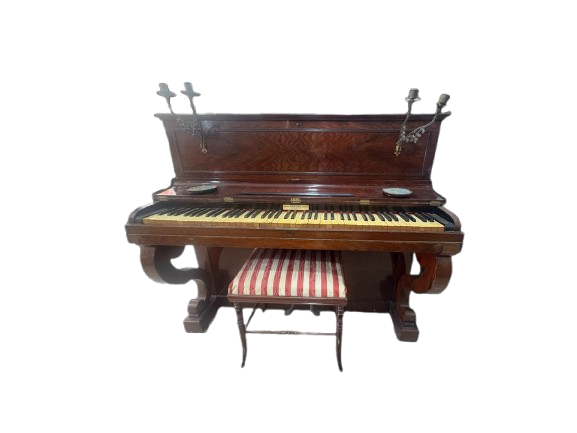 Piano Vertical Antiguo con Candelabros