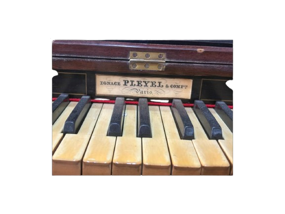 Piano Vertical Antiguo con Candelabros - Imagen 4