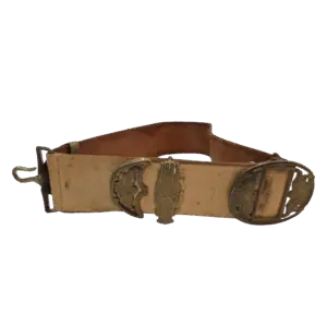 Cinturón antiguo de cuero con hebillas metálicas ornamentales