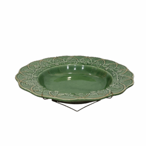 Plato decorativo de cerámica verde con relieve